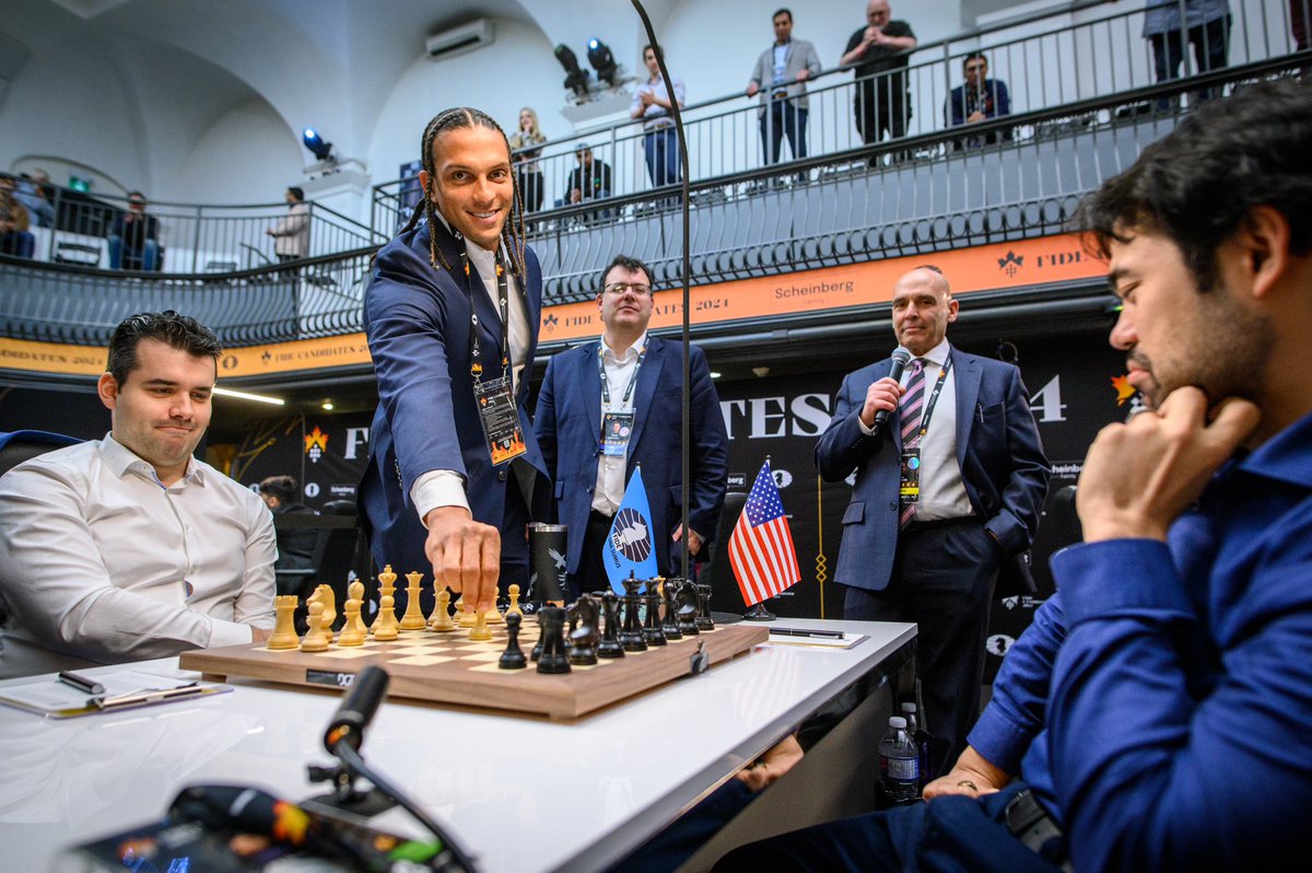 FIDE_chess's tweet photo. Mack Hollins, American football star for the Buffalo Bills of the National Football League (NFL), made the ceremonial first move today in the game between Ian Nepomniachtchi and 🇺🇸 Hikaru Nakamura. 🏈🤝♟��
@mackhollins @BuffaloBills 
#FIDECandidates
 
📷 Michal Walusza https://t.co/F6ExsBb2WR