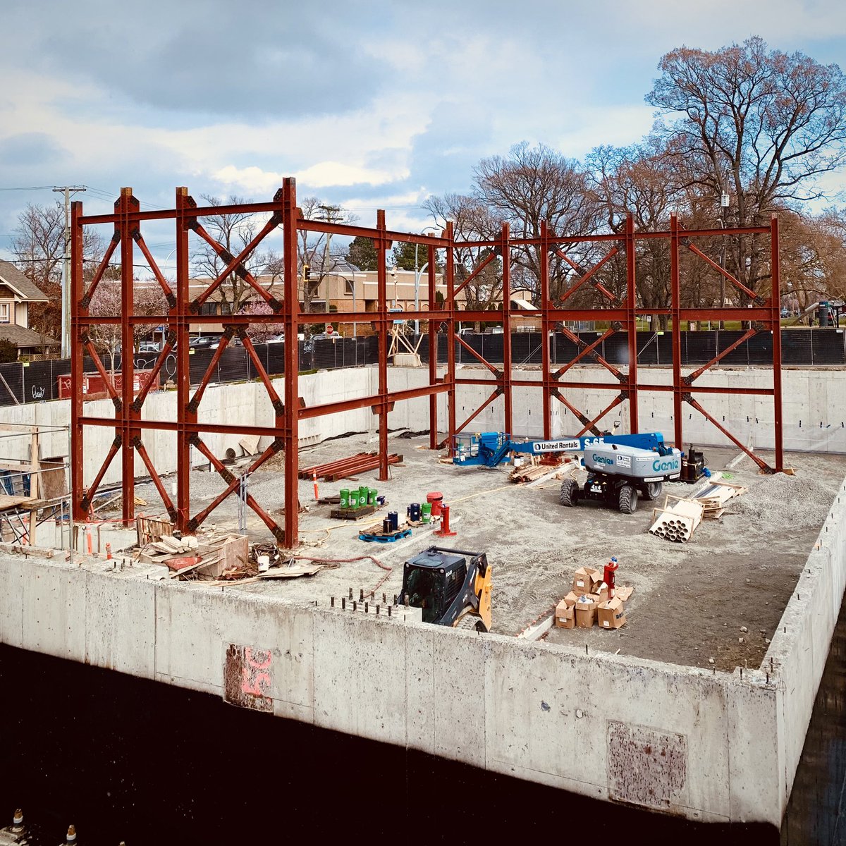 Ge0ffI's tweet photo. What a difference a few weeks can make! 🏗️ 🔨 🧱 https://t.co/lWOKGZf3AO