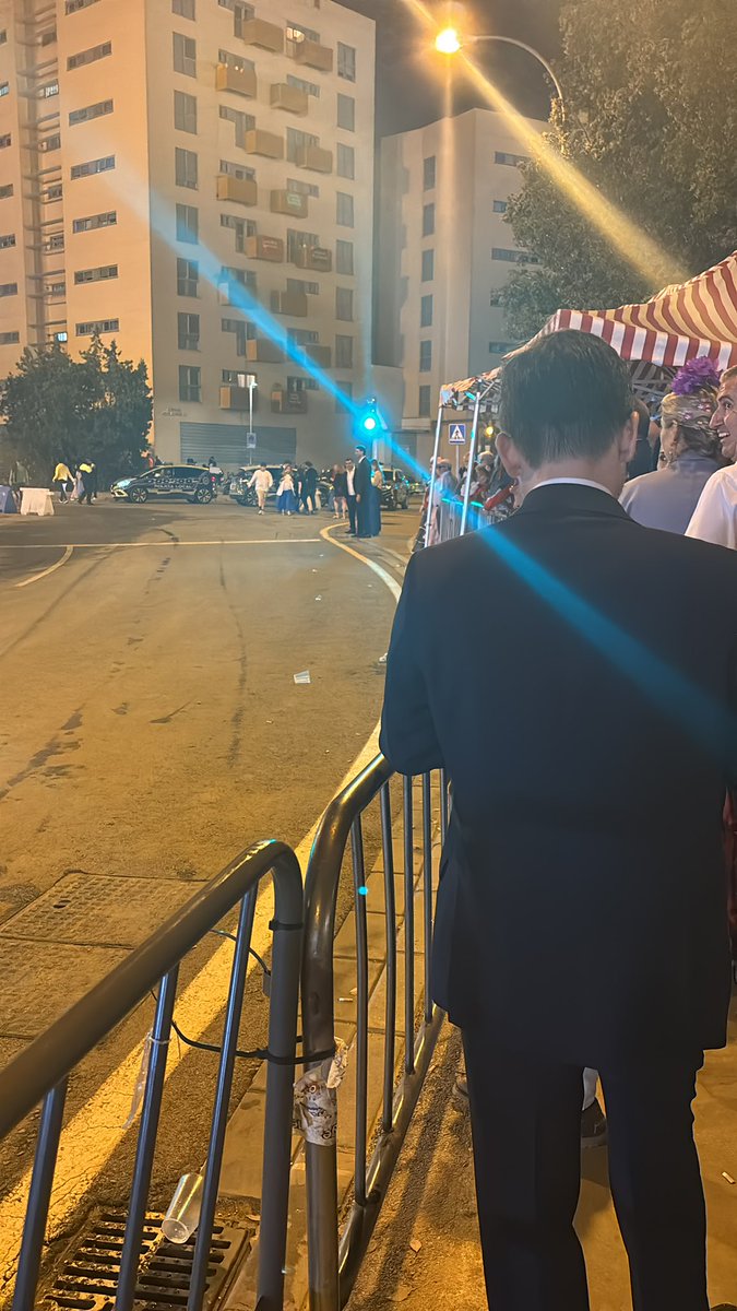 Nuria_GR's tweet photo. El servicio de taxis en la contraportada es lamentable. Espero que el @Ayto_Sevilla tome nota porque  esto es intolerable. Más de una hora y solo han venido 4 taxis. @elCorreoWeb @diariosevilla @abcdesevilla https://t.co/Ms7Xg9hwox