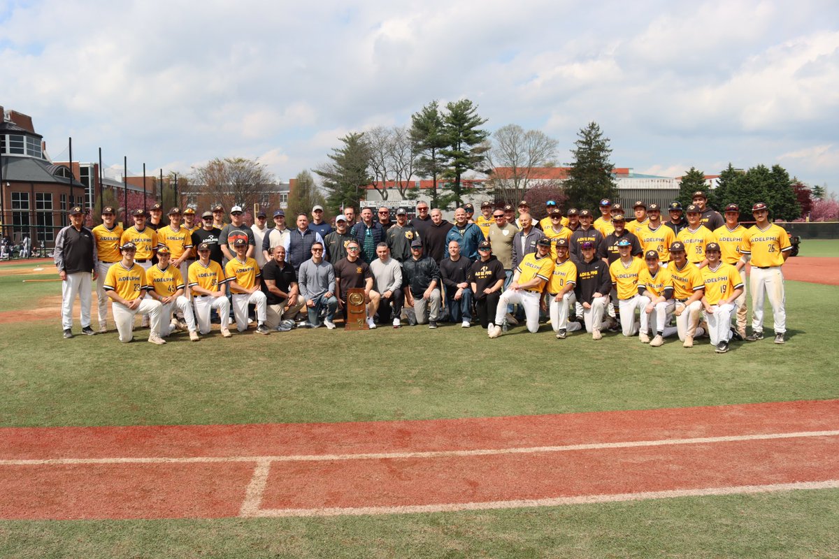 We had a few different reasons to celebrate today… Reminiscing with the 1️⃣9️⃣9️⃣9️⃣ team that went to the @NCAADII College World Series was our favorite though. RECAP 📎: shorturl.at/bxD06 #PawsUp🐾