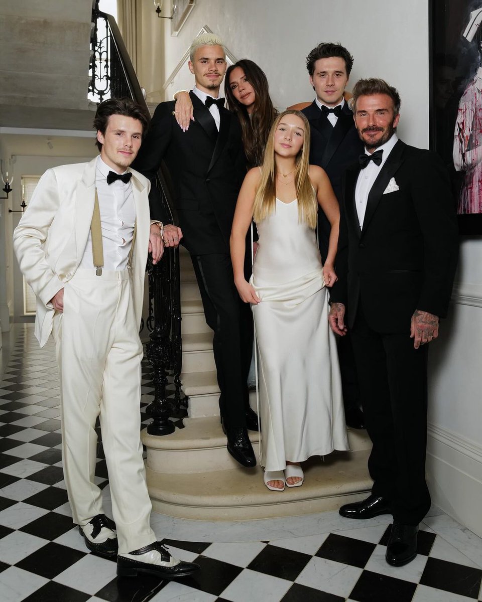 HelloCanada's tweet photo. Victoria Beckham shared the most stunning family portrait. 📸: #victoriabeckham #davidbeckham #brooklynbeckham #romeobeckham #cruzbeckham #harperseven https://t.co/fE601JOg7z