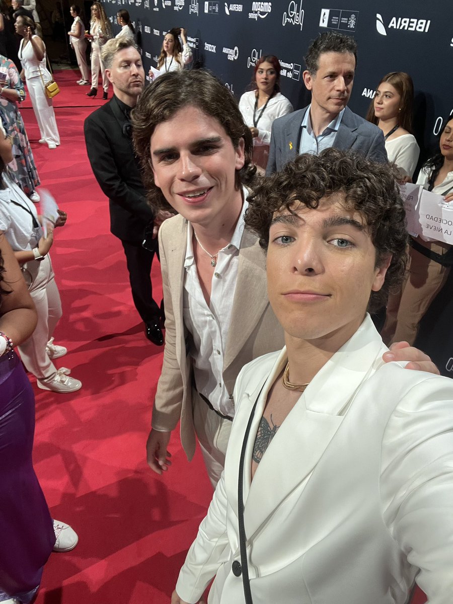 Juanicar2's tweet photo. Estan viendo la alfombra? https://t.co/8gkvAjOvlm