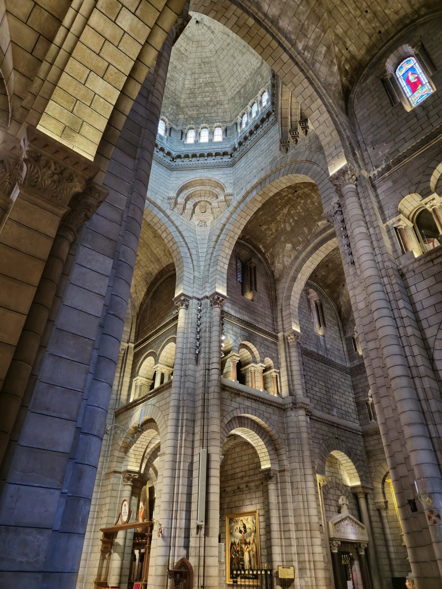 Je vous souhaite un bon dimanche avec cette photo de la splendide voûte de la cathédrale néo-romane de Monaco. 😍 

#PrincipautédeMonaco #cathédrale #architecture  #patrimoinereligieux #Monaco @VisitMonaco #CotedAzur