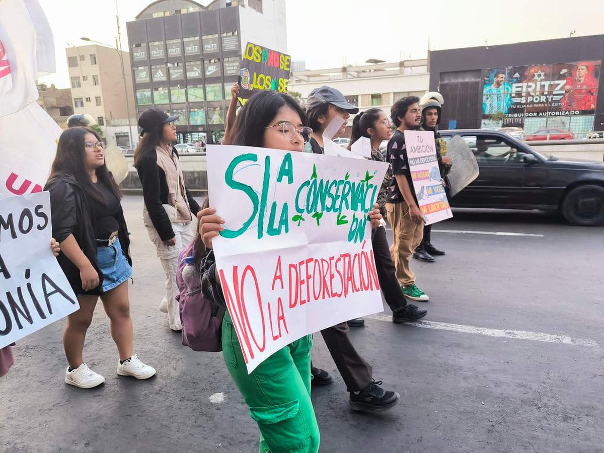 vigilanteamazon's tweet photo. #NoALaLeyAntiforestal

La Movilización se dirige hacia la Plaza San Martín en el Centro de Lima. Buscan que el @congresoperu derogue está iniciativa legislativa que complica la situación de las personas defensoras de nuestra Amazonía. https://t.co/fmhzrqNl0l