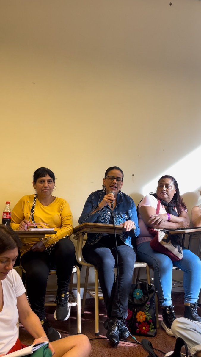 Hoy junto a @Vero_Mendoza_F y compañeras participamos del encuentro internacional: “Radicalizar la Democracia” donde compartimos estrategias feministas frente al avance de las nuevas derechas. 1/2