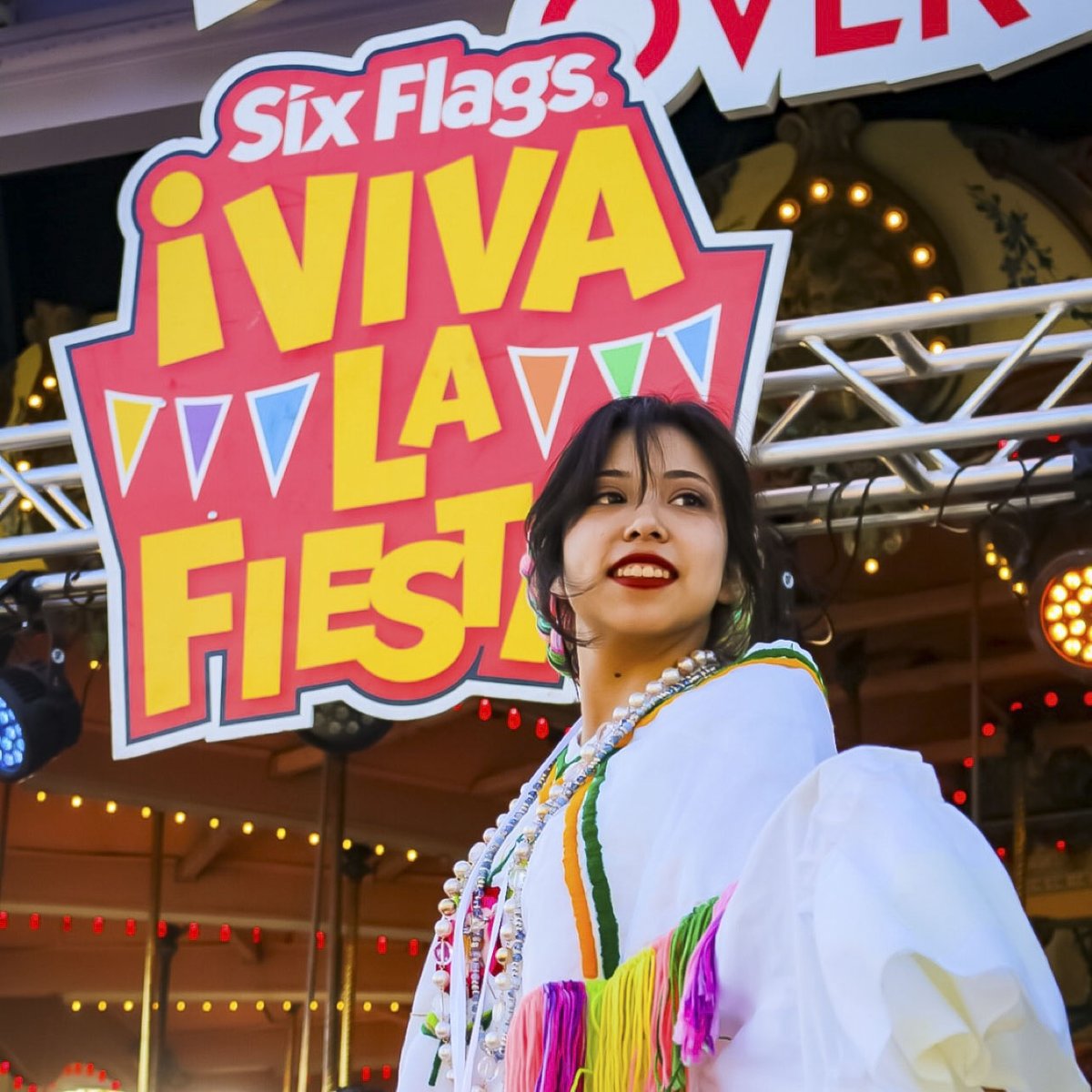 SixFlagsOverTX's tweet image. Las Estrellas De Tejas are live on the Carousel Stage! See their incredible Ballet Folklórico dancing from 2:15p-5:45p!