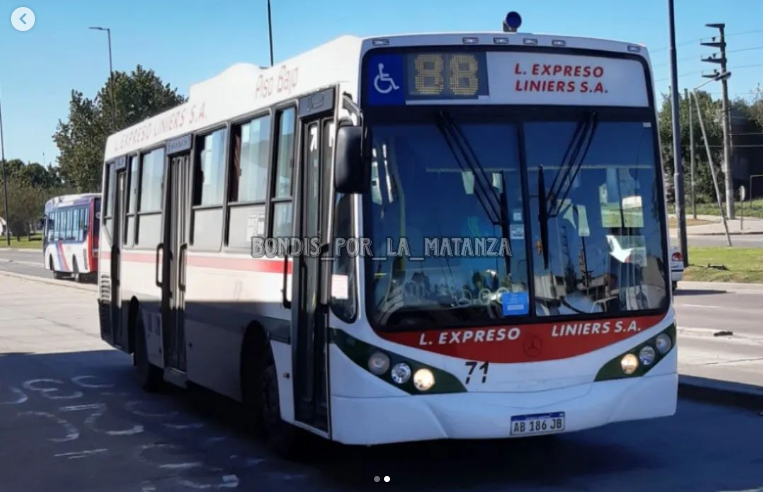 CiudadDeBondis's tweet photo. NOVEDADES POR EL OESTE
La #Linea86 se anota con 2 #Metalpar #MB1621 ex Linea 124 y sigue sumando coches con A/A y patente mercosur.
Mientras que la #Linea88 empezó a largar los usados adquiridos de ERSA Cordoba, aqui vemos otros 2 #Metalpar 2017
📸IG Bondis por la Matanza https://t.co/LD2ygTkLsy