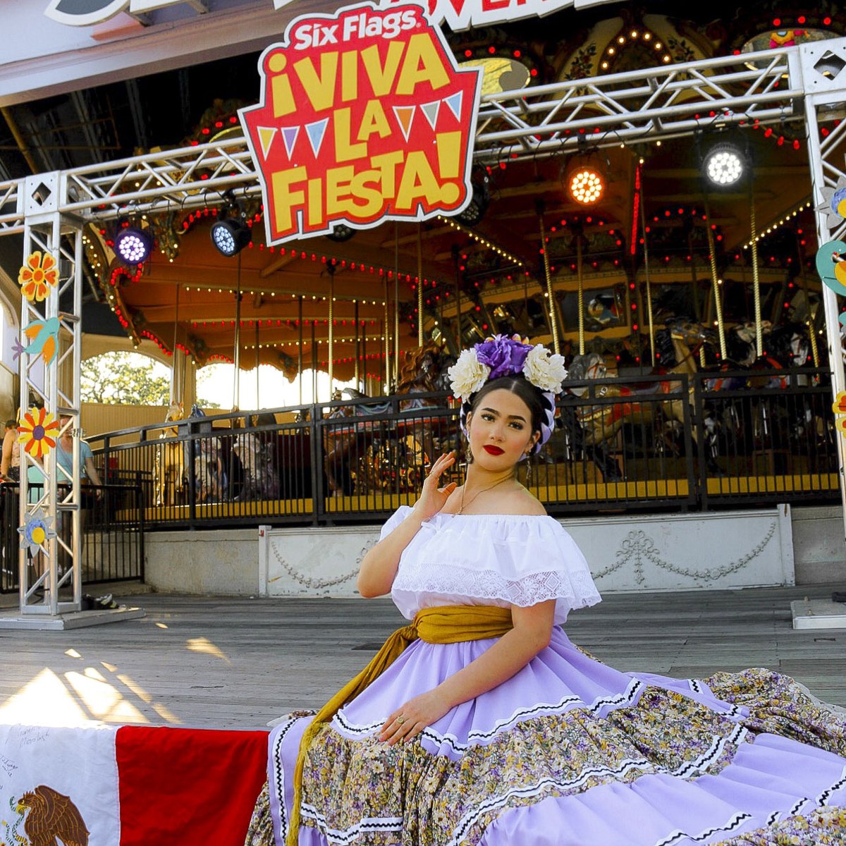 SixFlagsOverTX's tweet image. Las Estrellas De Tejas are live on the Carousel Stage! See their incredible Ballet Folklórico dancing from 2:15p-5:45p!