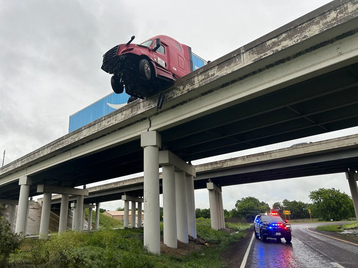 Thankfully no one was injured in this 18-wheeler crash, but expect delays on southbound I-35 near Rector Road while this is cleared!