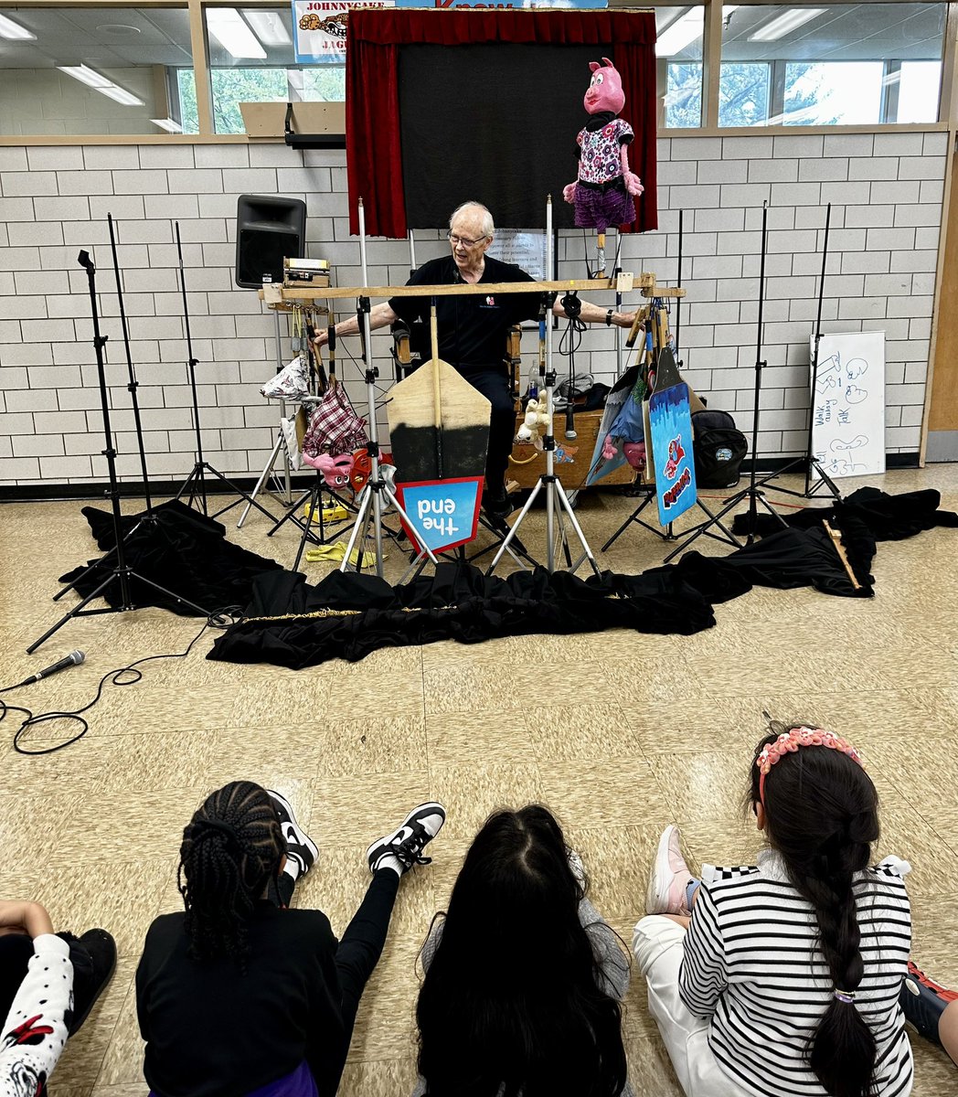 The Blue Sky Puppet Theater was @JohnnycakeElem today. Thank you Mr. C! As usual, you did an awesome job!!