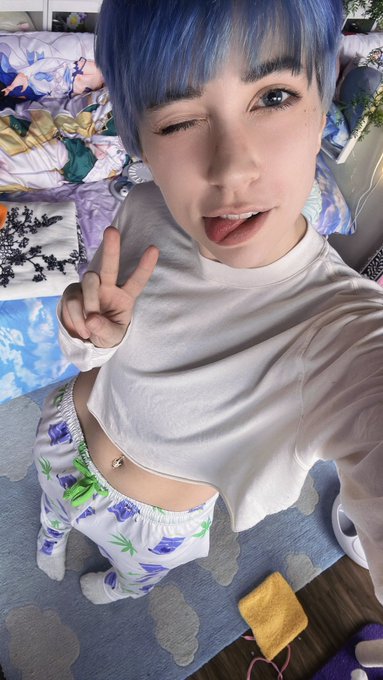 Live :3 come get high with meee ~ https://t.co/LDq96MoQLS https://t.co/m64MWeAaN2