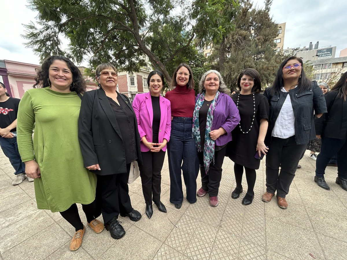 Nos reunimos como mujeres para celebrar y apoyar a nuestra Presidenta de la Cámara de Diputadas y Diputados @KarolCariola. Una mujer valiente y luchadora, comprometida, con convicción para impulsar transformaciones por un mejor vivir. La diputada más votada de la Cámara se