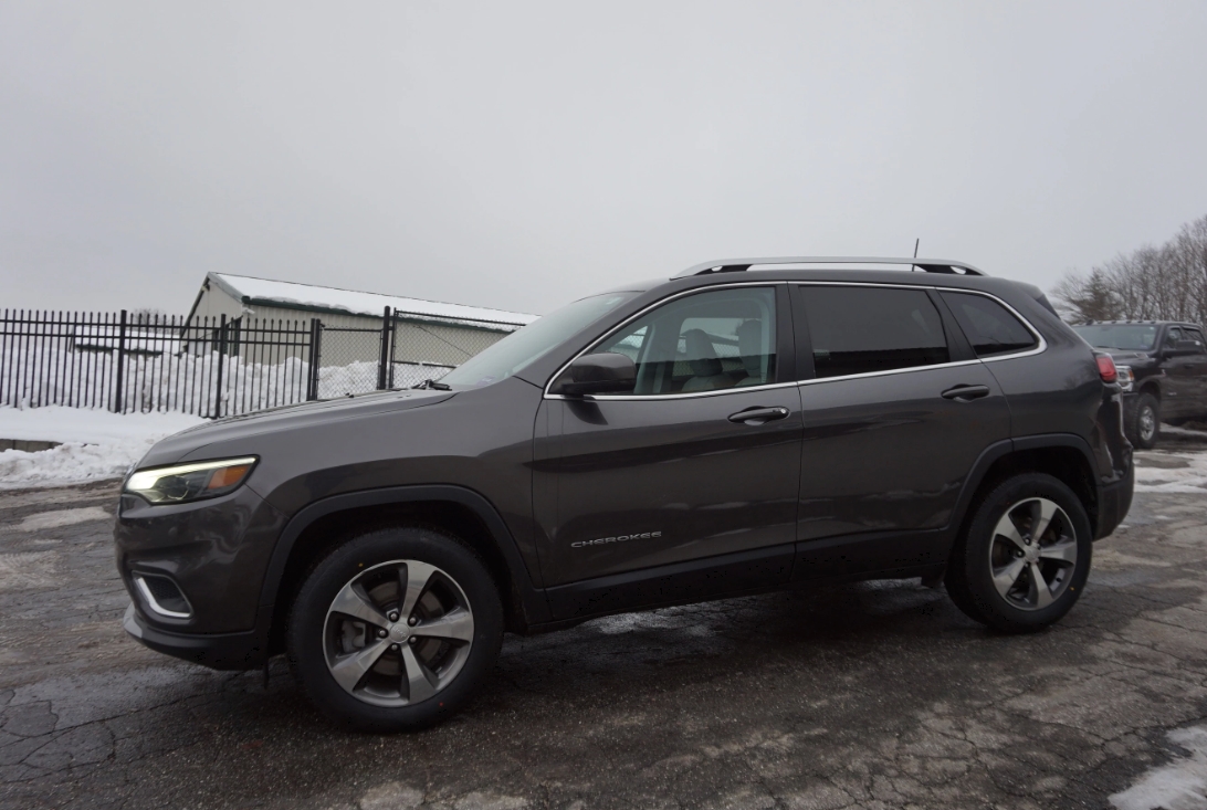 Upgrade your drive with this pre-owned 2020 #JeepCherokee Limited.

Featuring 4WD, heated leather seats, Active Noise Control system, premium audio, and Blind Spot Monitoring.

Learn more: bit.ly/4aMsndd