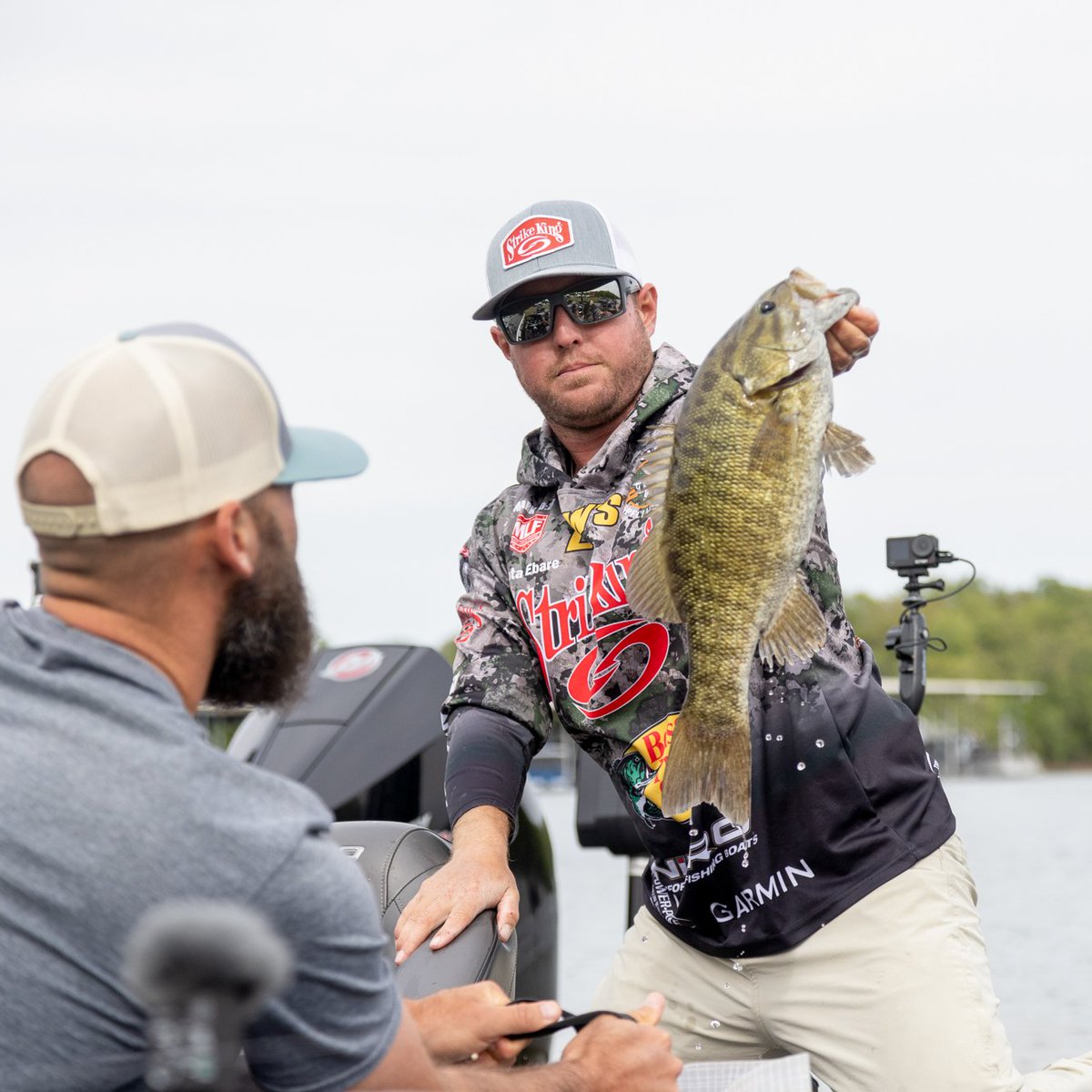 Dakota Ebare grabbed the Day 2 lead at @TackleWarehouse Invitationals Stop 3 Presented by @phoenixbassboat by establishing his plan, sticking with it and executing to perfection. Read more about Ebare's day here: majorleaguefishing.com/invitationals/…