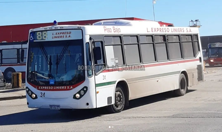 CiudadDeBondis's tweet photo. NOVEDADES POR EL OESTE
La #Linea86 se anota con 2 #Metalpar #MB1621 ex Linea 124 y sigue sumando coches con A/A y patente mercosur.
Mientras que la #Linea88 empezó a largar los usados adquiridos de ERSA Cordoba, aqui vemos otros 2 #Metalpar 2017
📸IG Bondis por la Matanza https://t.co/LD2ygTkLsy