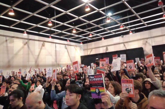 kielosafers's tweet photo. La imagen del libro en alto es poderosa  porque el libro es un  artefacto que se utiliza y se ha utilizado para la lucha política desde múltiples sectores, incluso desde el espacio al que le reclamaremos el martes https://t.co/q6zCSslaQA