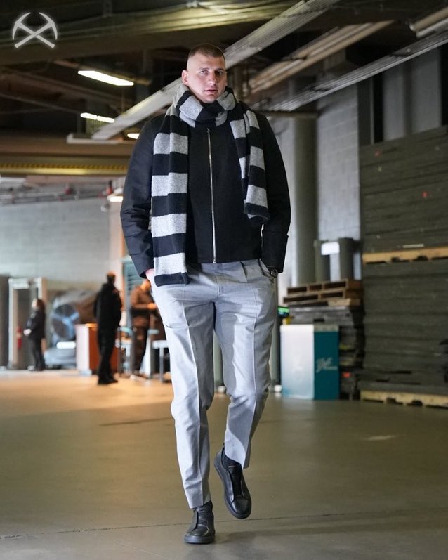 PasionBasketNBA's tweet photo. Nikola Jokic llegó al partido de hoy vestido igual que Gru. Fenómeno https://t.co/7HxoRR35lo