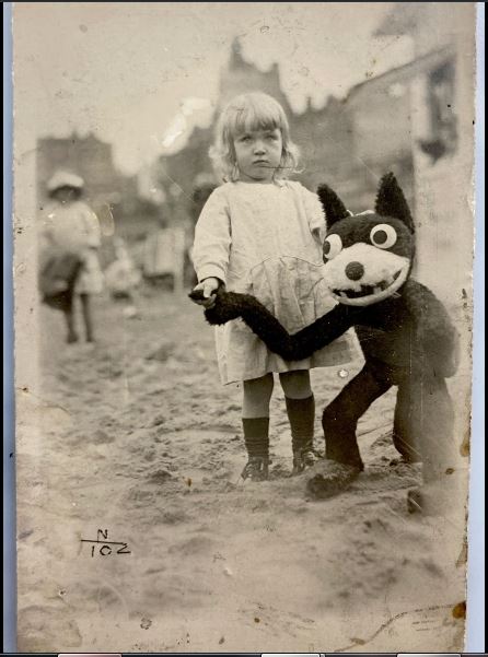 #Caturday Memories aren't made of this. A disconcerted child forced to hold the paw of a rather alarming 'Felix' on Margate beach in the year of who knows when. There seems to have been an outbreak of 'Felix' figures running rampant in the UK, not all of them welcome.