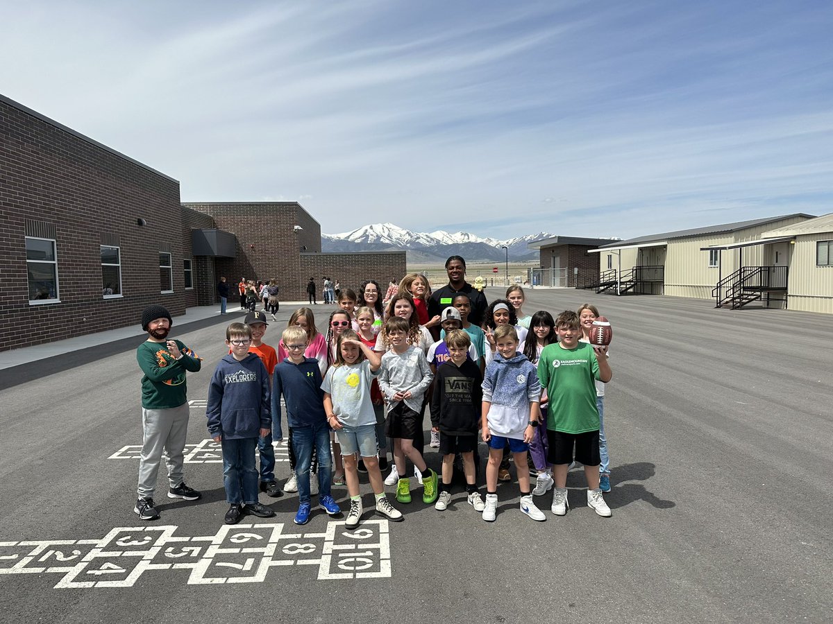 D1_Dsmith's tweet photo. Had fun yesterday educating Mr. And Mrs. Orr’s 4th and 2nd grade classes 📚✍🏾on the importance of Teamwork &amp; Leadership!! 🏆 #studenteaching #studentath @SnowCollege https://t.co/8Um8UprbIf