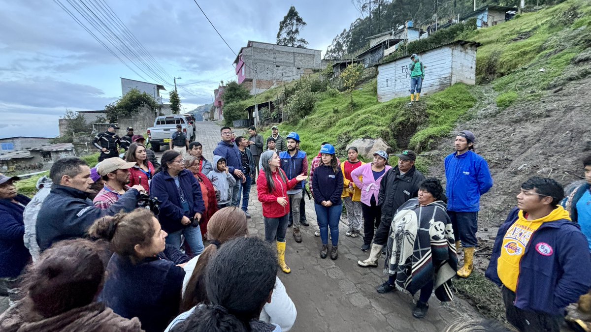 #Activados24Siete 

🚧A esta hora verificamos la zona del deslizamiento de tierra provocado por el temporal. 

👷👷‍♂️Recorrimos la Av. Simón Bolívar y también el barrio Santa Teresita, #Conocoto. 

🚜Los trabajos continúan.
