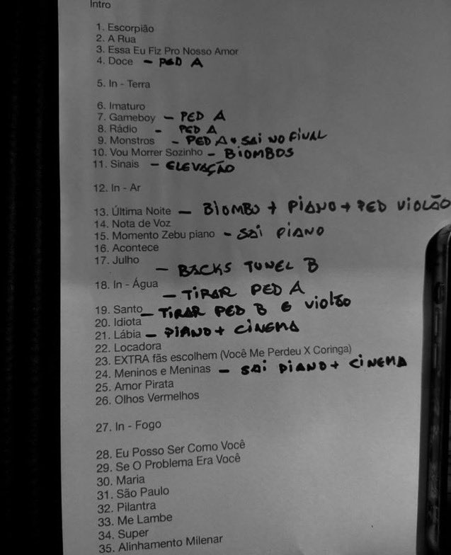 caosqvocemetraz's tweet photo. AGORA ELE COLOCOU AMOR PIRATA NA SETLIST?? TE ODEIO JAO ROMANIA https://t.co/ZVgXumOdHk