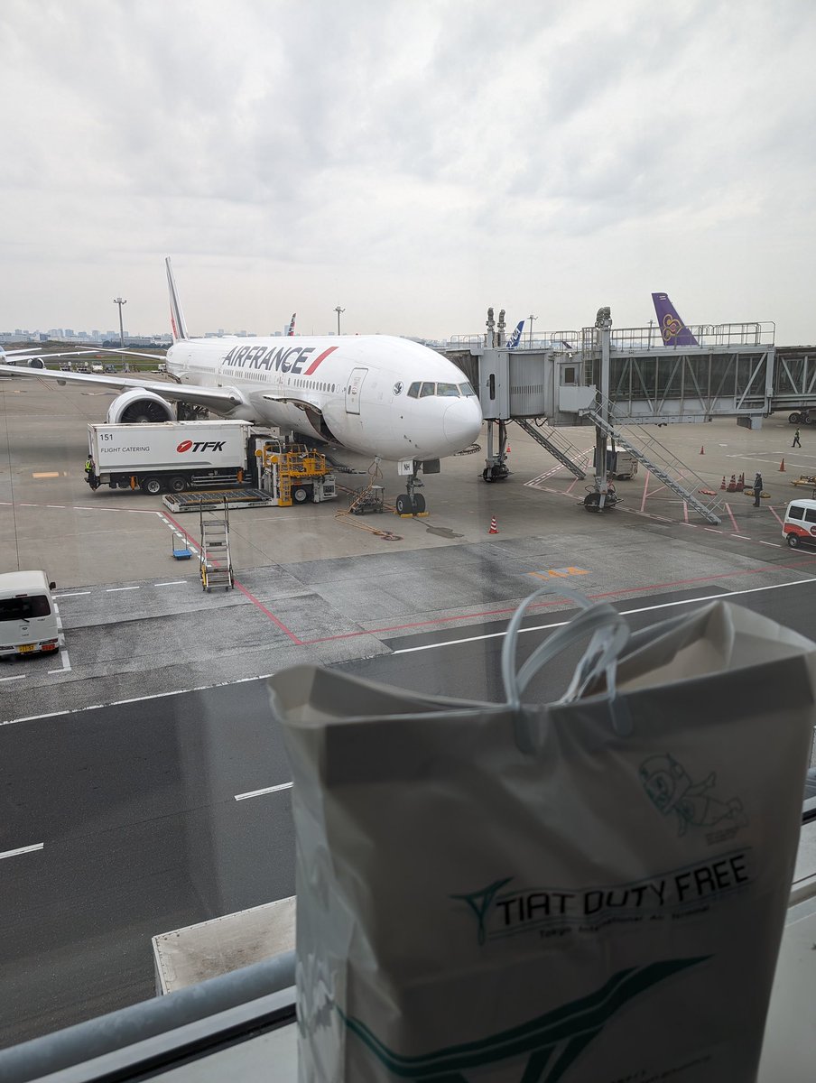 I’m flying to Paris, 🇫🇷 for FlutterConnection 2024 @Flutter_Connect! Lots of souvenirs from Japan. I can't wait to see Flutter enthusiasts at the conference. FlutterConnection2024での登壇のためにパリに向かいます！みなさんにお会いできるのをとても楽しみにしています。 #flutterdev