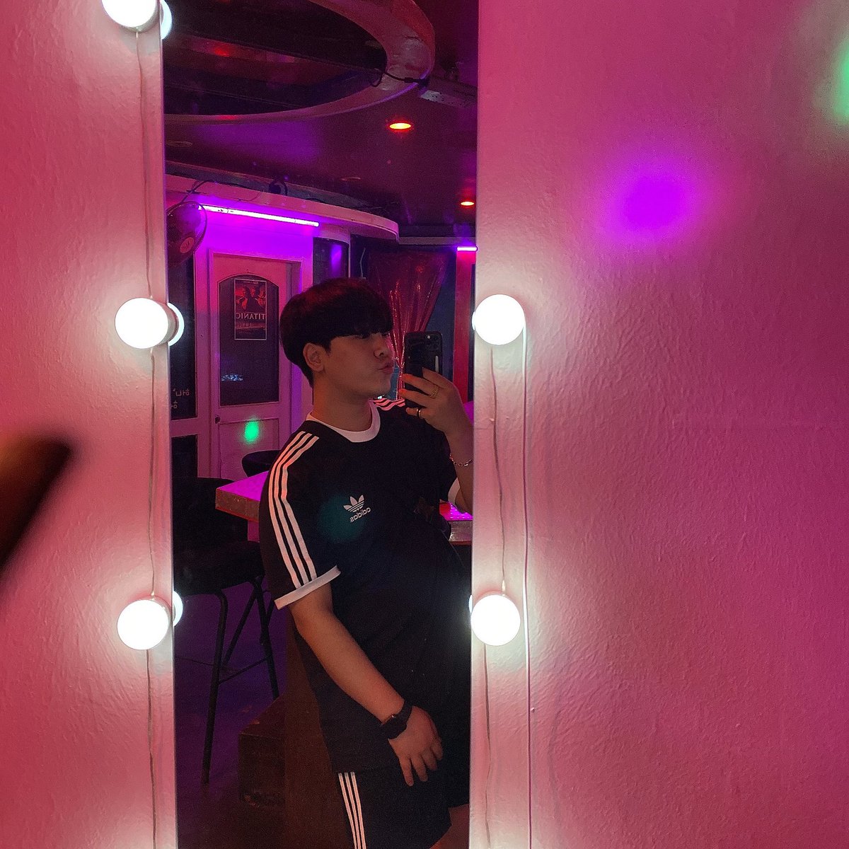 어려보이고 싶나,,입지도 않던 아디다스

#대전 #대전게이 #ㅋㅊㅅ #ㄱㅊㅅ #DM