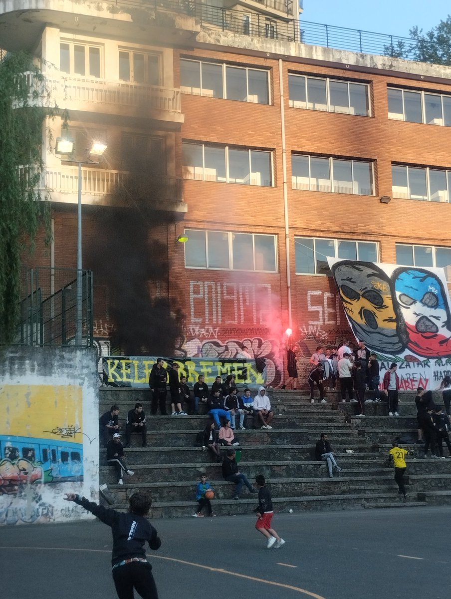Ultras keler Bremen+ultras barber shop tifo en el torneo de larratxo 
Altzatar nortasuna gure harrotasuna