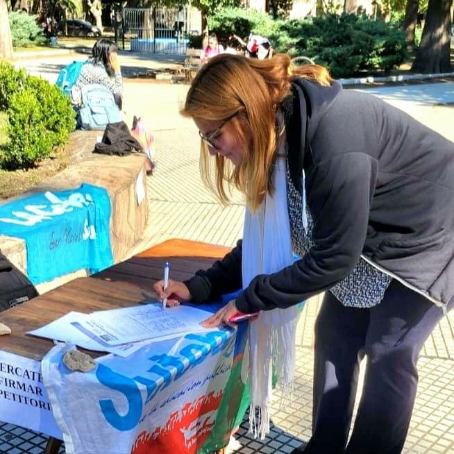 HebeLencina's tweet photo. Plaza M. Moreno 
San Vicente
Con las y los compañeros docentes de #SUTEBA y #UDOCBA en su incansable trabajo de recolección de firmas en todo el distrito para defender el presente y futuro.

@nico_mantegazza 
@Sabbatella 
@Kicillofok https://t.co/u89a2bNKBQ