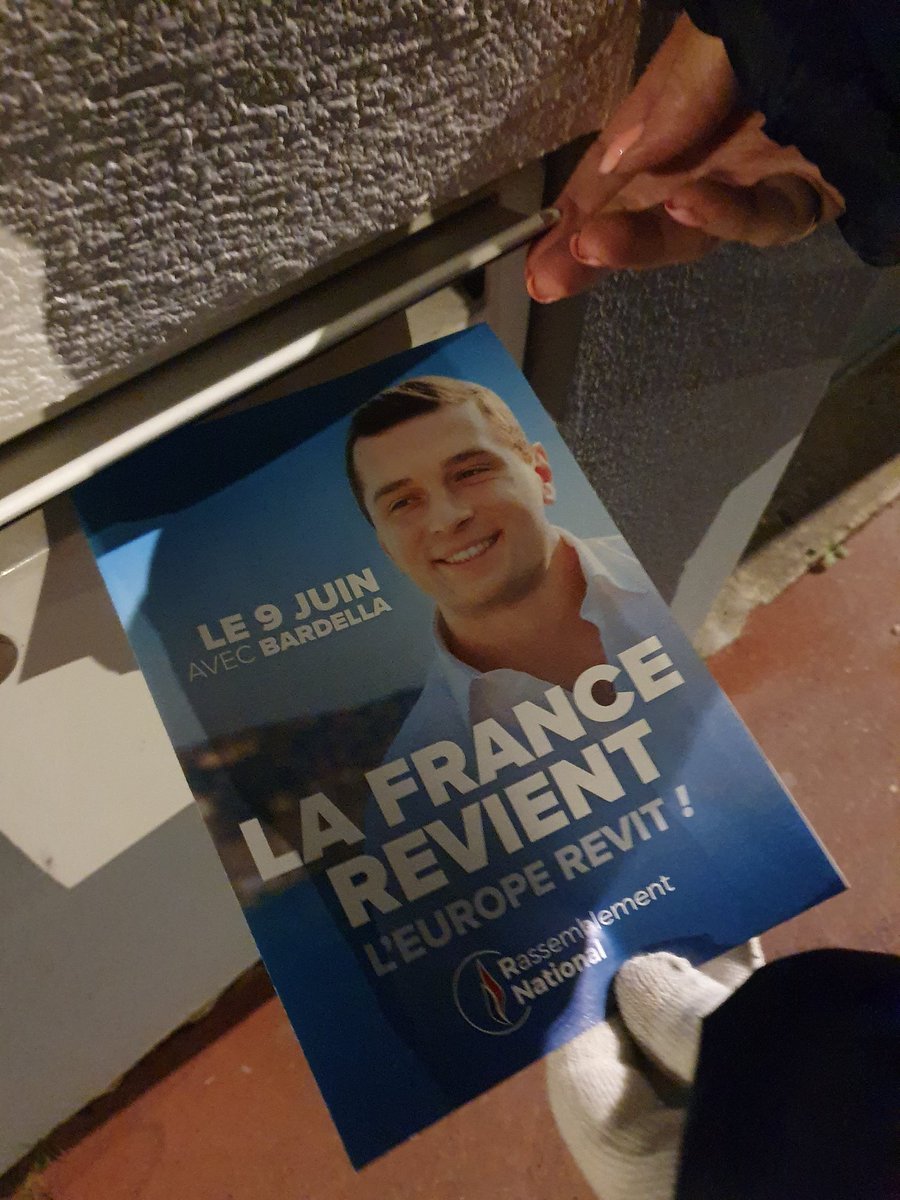 La dynamique @J_Bardella continue dans les Hauts-de-Seine. Nouvelle opération boîtage par les militants du @RNational_92 sur les communes de #Clamart  et #MeudonLaForet 
#VivementLe9Juin avec le @RNational_off .
La 🇨🇵 revient. L Europe revit.