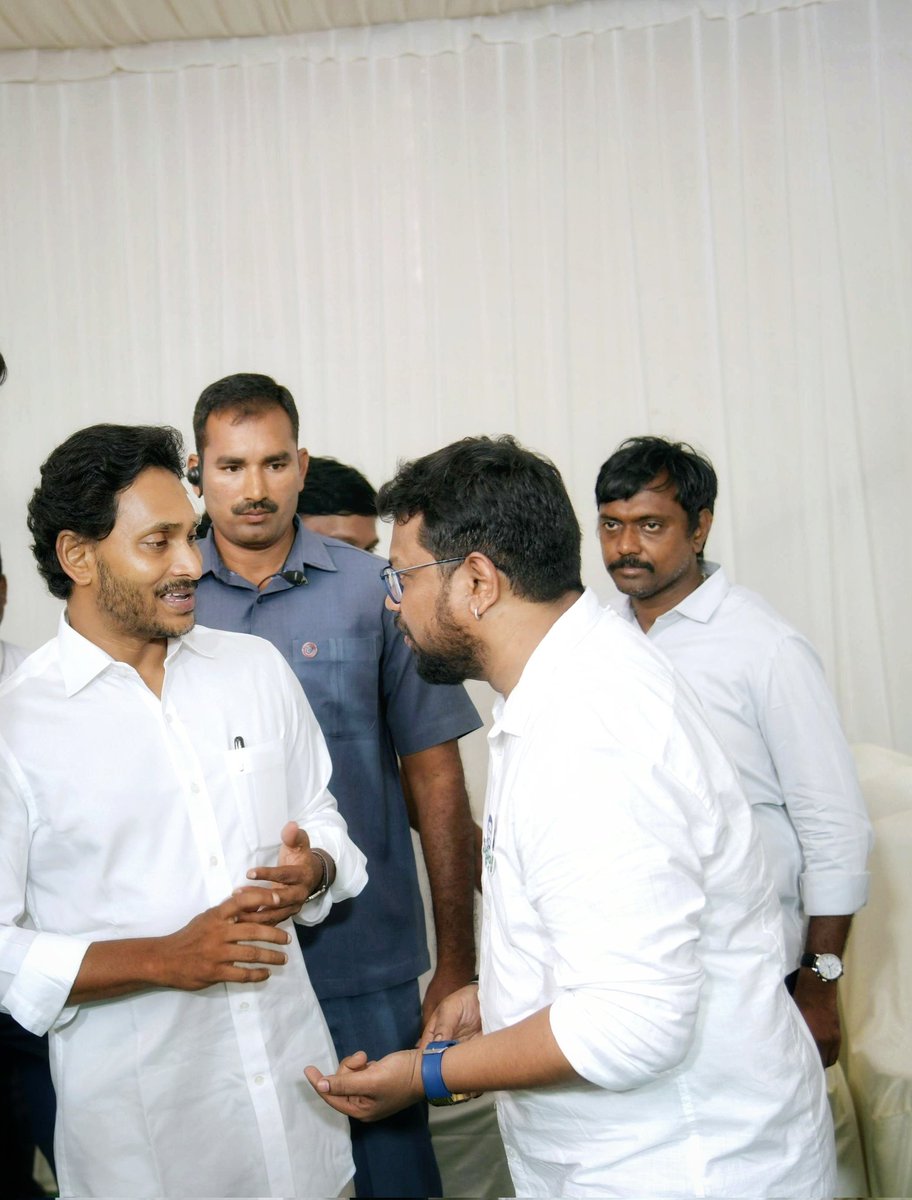 Sandy23251629's tweet image. With the hearthrob of millions,  Dynamic #Leader Shri @ysjagan Garu 😇😇😍🙌🙏.

At #Siddham , alongside my bro and mentors @chandu4jagan #VNBharathReddy Garu #KNR Garu 🙌😍😇.

Thank you dear @chandu4jagan for all the honours, @YSRCParty .