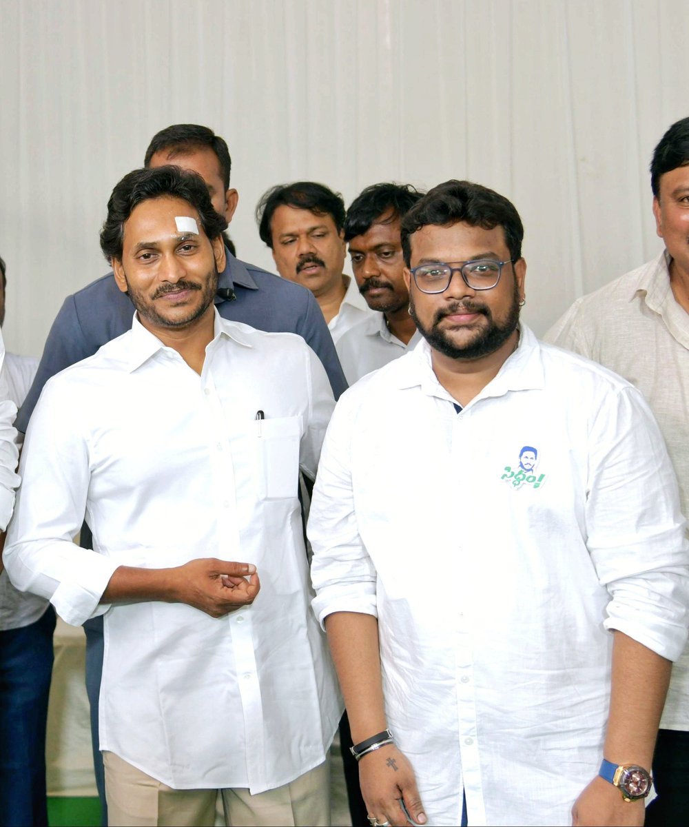 Sandy23251629's tweet image. With the hearthrob of millions,  Dynamic #Leader Shri @ysjagan Garu 😇😇😍🙌🙏.

At #Siddham , alongside my bro and mentors @chandu4jagan #VNBharathReddy Garu #KNR Garu 🙌😍😇.

Thank you dear @chandu4jagan for all the honours, @YSRCParty .