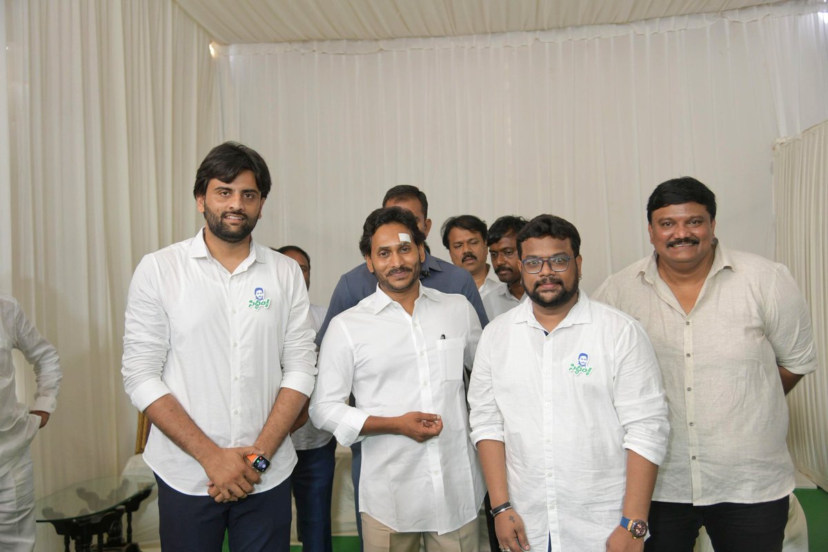 Sandy23251629's tweet image. With the hearthrob of millions,  Dynamic #Leader Shri @ysjagan Garu 😇😇😍🙌🙏.

At #Siddham , alongside my bro and mentors @chandu4jagan #VNBharathReddy Garu #KNR Garu 🙌😍😇.

Thank you dear @chandu4jagan for all the honours, @YSRCParty .