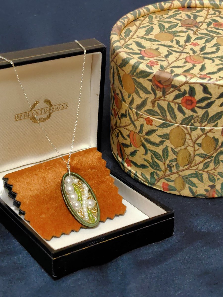efca_thank's tweet photo. 【ラストオーダー作品紹介】

「すずらんのネックレス」

こちらも背景のレースはヴィンテージレースをコーヒー染めしたもの。

すずらんのぷっくりとした可愛らしさと、上品な白とグリーンのコントラストの美しさを刺繍に込めさせてさせていただきました𓍯* https://t.co/PM190orEJN