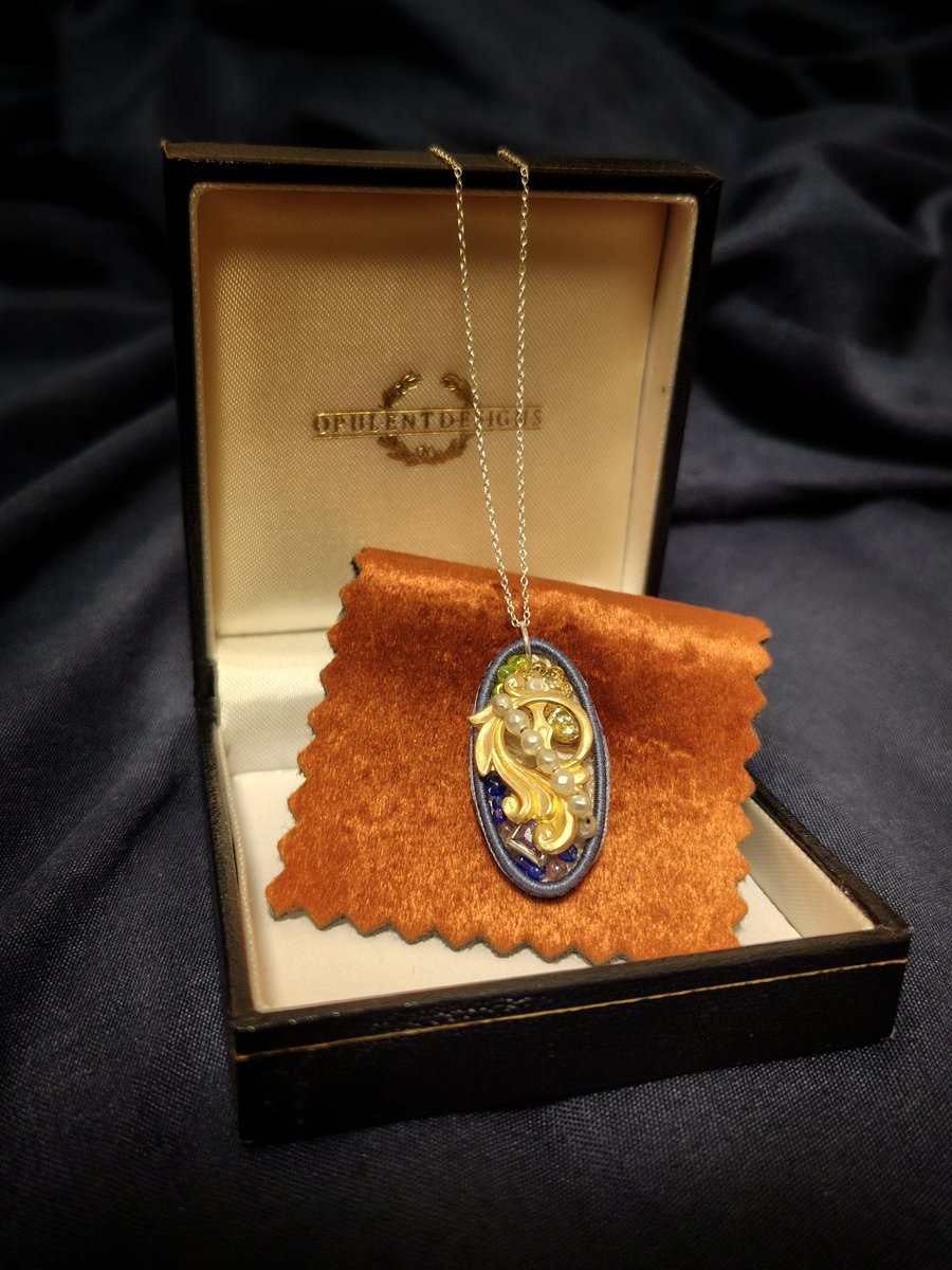 efca_thank's tweet photo. 【ラストオーダー作品紹介】

「ナスのネックレス」

こちらは珍しいオーダー作品。
テーマは私ことエフカが思い描くナス

幼い頃、祖母の畑で見た新鮮なナスの瑞々しさ、輝き、青々とした緑の葉たちの中でそっとのぞく柔らかな緑の優しさを抽象的に表現させていただきました。 https://t.co/szZvYVtaNN