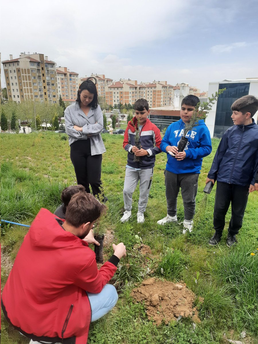 Gödene Gençlik Merkezi gönüllü gençlerimizde gönüllülük çalışmaları kapsamında bahçemize Fidan dikim etkinliği gerçekleştirildi🌲🌲