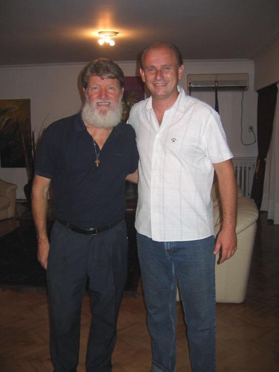 Les comparto una foto personal con un amigazo mío desde hace años ! El padre Pedro Opeka, el albañil de Dios, el argentino misionero en Madagascar, África ! Si Dios quiere el año que viene vuelve visitar la Argentina, cumplirá 50 años de sacerdocio ! 💪🏽🙏📿