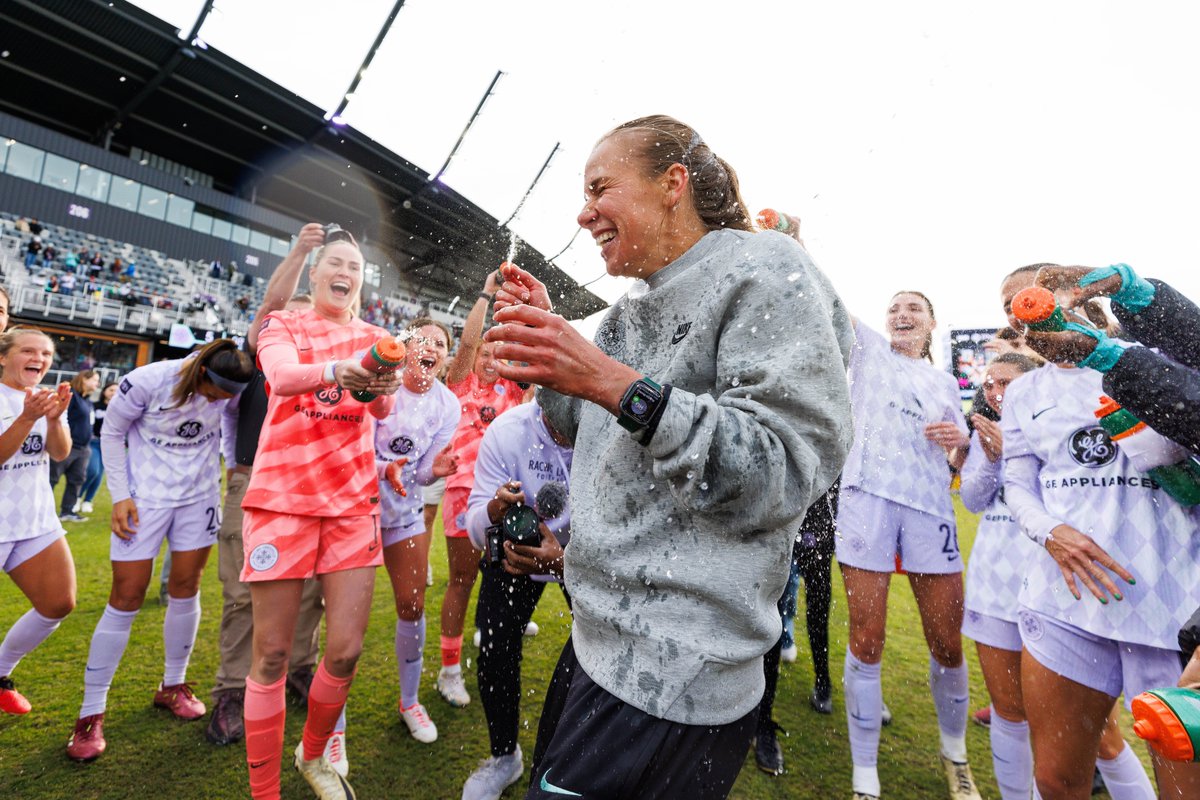 A moment the Lou has been waiting for 👏 Bev Yanez earns her first win in charge of @RacingLouFC!