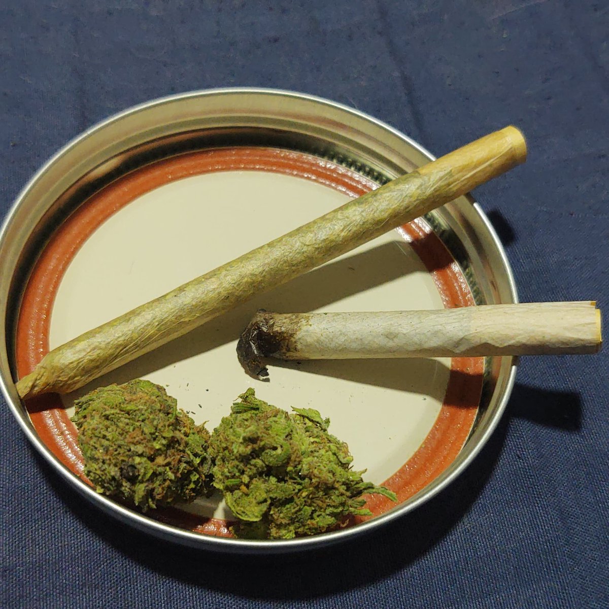 xochiweed's tweet photo. Listos para iniciar la sesh para celebrar #Feliz420  #420Life #420day #weed #WeedLovers https://t.co/uaWcOtGV1L