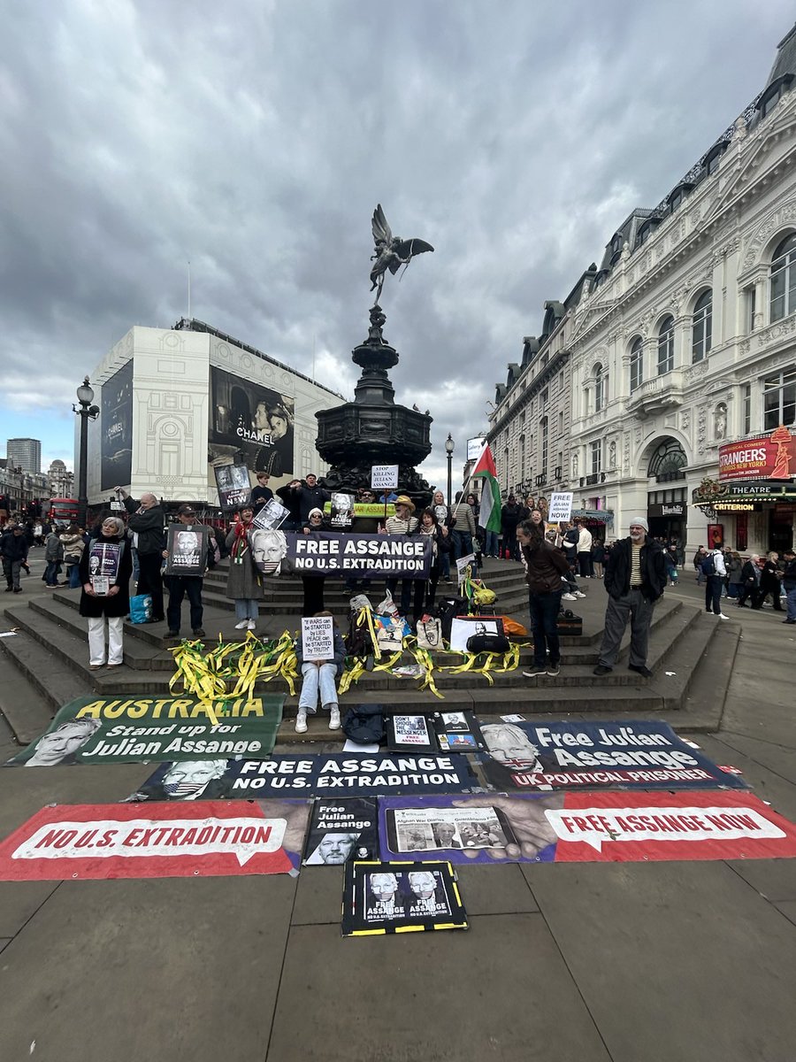 Londoners from Team Assange spreading the word in Piccadilly Circus. Saturday 4-6pm
#SpeakUpForAssange