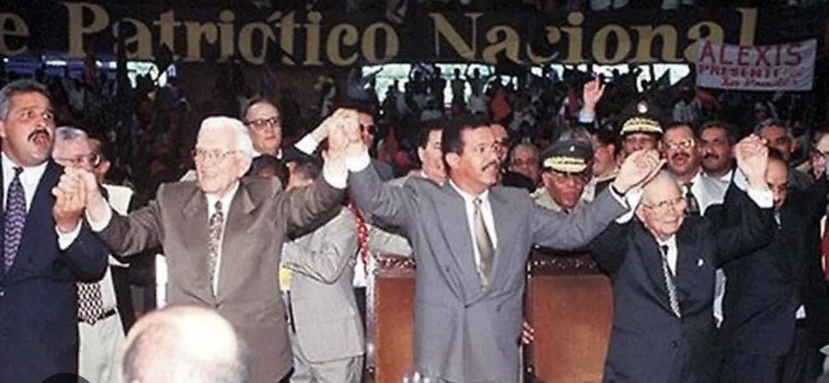 enmanuelrm's tweet photo. 😭: "a Moreno lo están cargando."

OK 🤦🏻‍♂️ https://t.co/mzzdtrwFVE