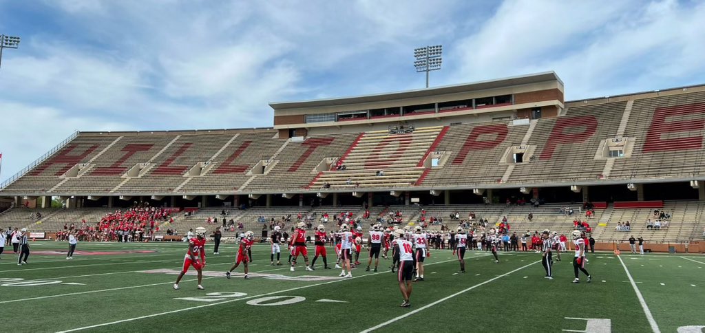 Kolbyn51's tweet photo. Great time at the @wkufootball spring game.  #GoTops https://t.co/esdEAY0uye