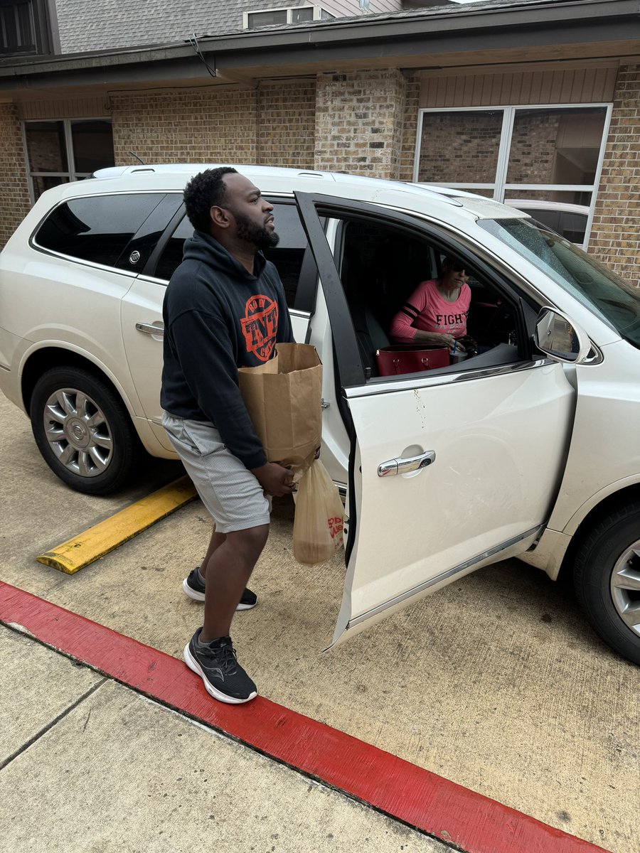 StevenJ4HD2's tweet photo. I have enjoy being in Baton Rouge working on policy and legislation, but it always feels great to be back in the district serving the community and connecting with the people! A 6f #LaLege #LaGov #HD2 https://t.co/EF7EVh9gpd