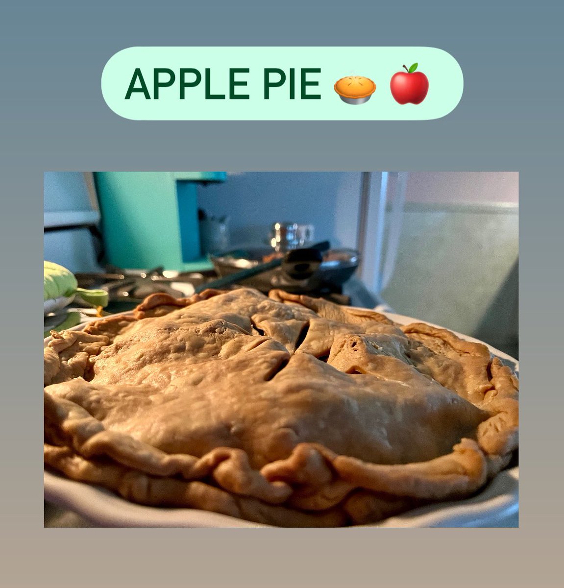 urangelb's tweet image. Baking always helps with my anxiety. And yes, it smells and tastes as good as it looks 😋 
#BakingTherapy #ApplePie