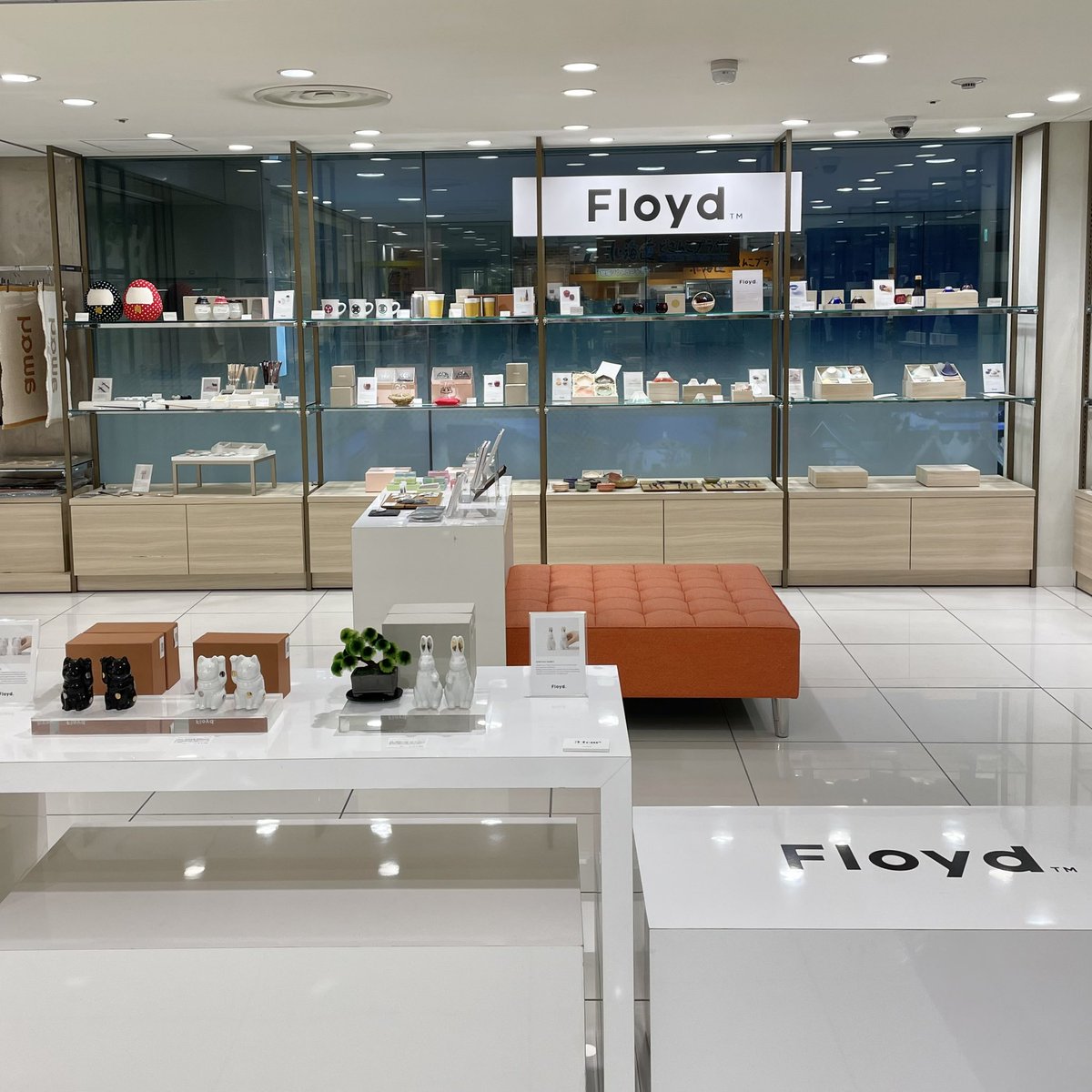 Floyd_japan's tweet photo. " あべのハルカス近鉄本店 " にて期間限定ショップを開催しております。
お近くにいらした際はぜひお立ち寄りくださいませ！
場所：あべのハルカス近鉄本店
　　　ウィング館2階イベントスペース
期間：4月17日（水）～5月14日（火）
時間：10:00～20:30
https://t.co/oIwtgASKJ7 https://t.co/y9IYtpeBkt