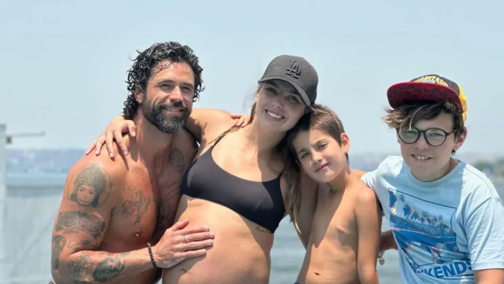 #espectáculos | #MatíasNovoa y #MichelleRenaud se van de México. El actor está emocionado por la próxima llegada de su hijo Milo.  🎉👶 i.mtr.cool/arhopjzfrn