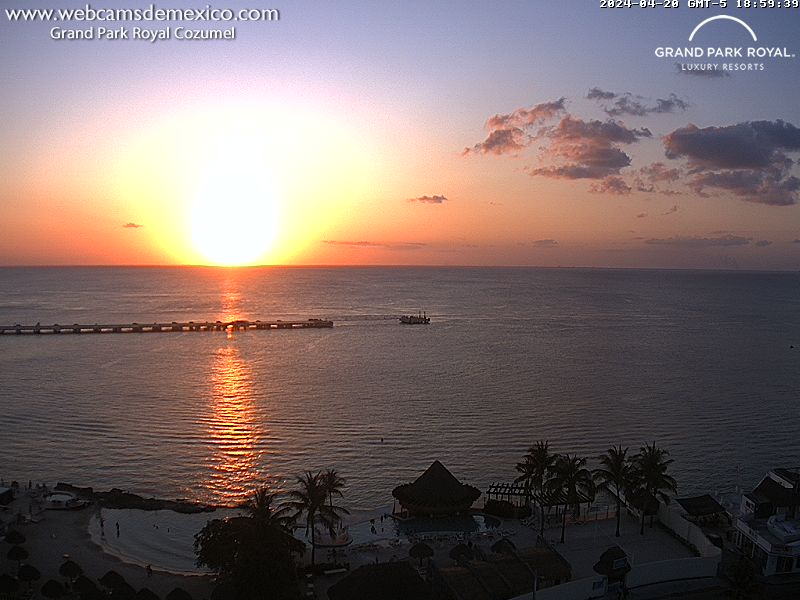 Puesta de sol este sábado desde #Cozumel #QuintanaRoo. Vista playa vía @GrandParkRoyal Para ver en tiempo real: webcamsdemexico.com/webcam/cozumel…