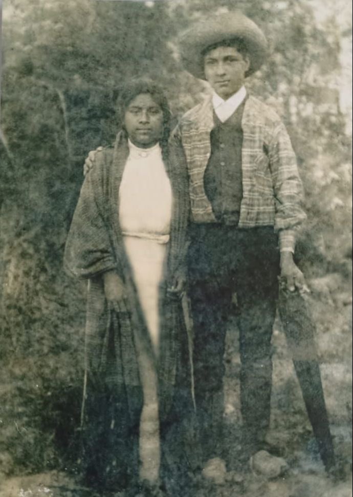 Los de la foto son mis abuelos maternos: María López y Gabriel Ruiz. 

Jamás había visto a mi abuela en foto. 

Estoy feliz que gracias a esta campaña hayan localizado una imagen de ellos.

No conocí a mi abuela porque murió muy joven. Mi madre sacó adelante a sus hermanos