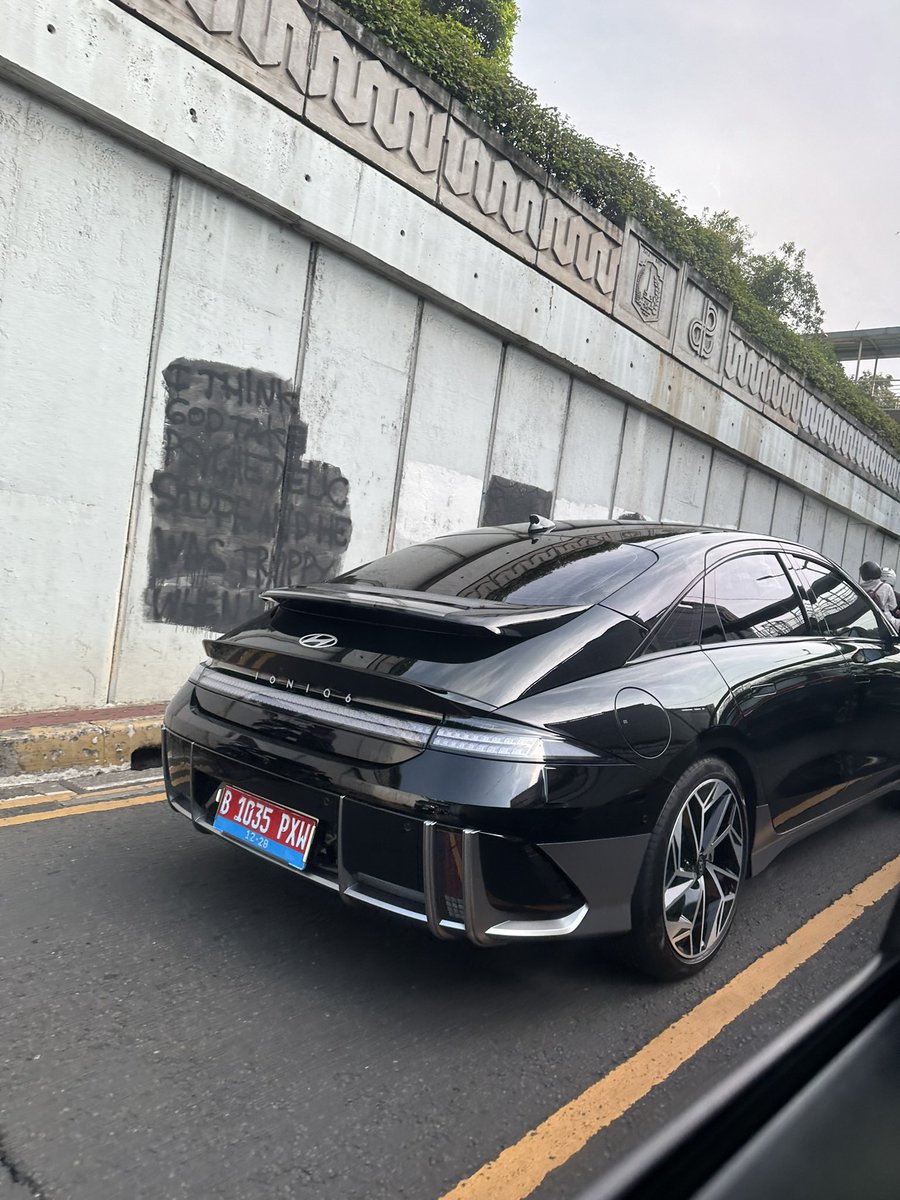 txtdrjkt's tweet photo. 9% ku tiap bulan jadi ioniq 6, kitanya mah desek desekan di manggarai🤤 https://t.co/WV0EbgaUaz