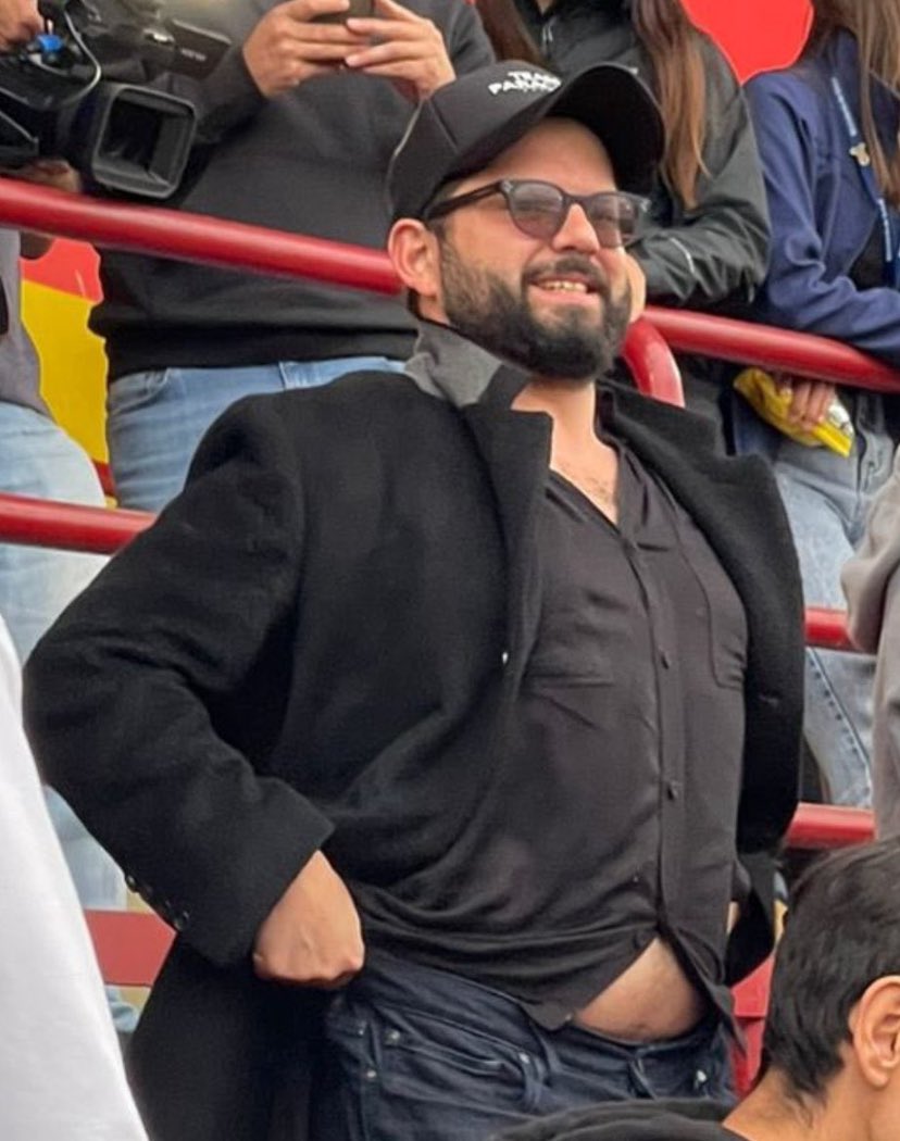 “Y AQUÍ ESTOY
ULTRA SOLO.
Y MÁS ENCIMA
NOS GANÓ EL COLO”.
🎶🎶🎶🎶🎶🎶